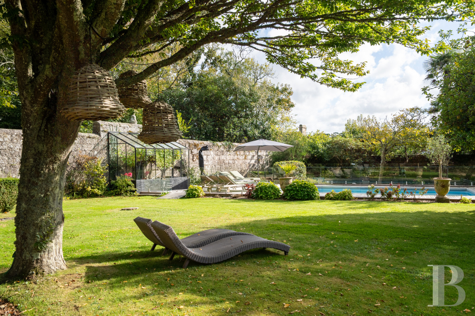 A 17th century manor house with a walled garden, in the heart of the village of Lanildut on the tip of Finistère - photo  n°5