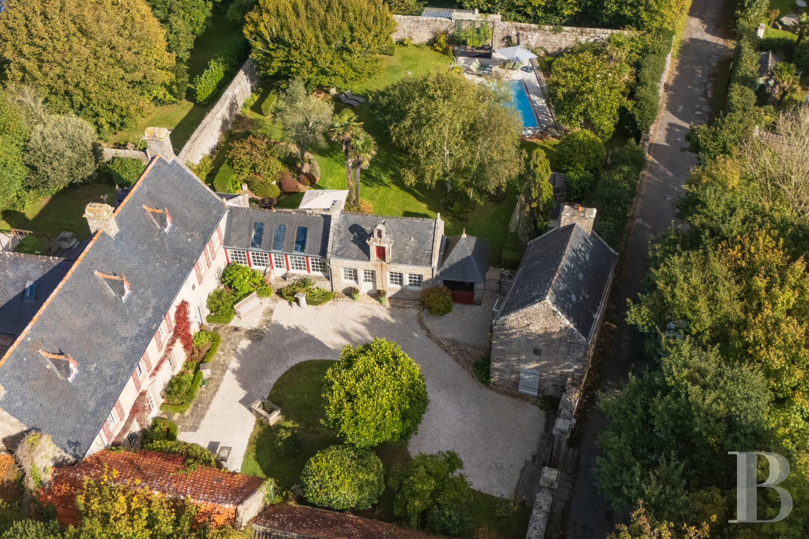 A 17th century manor house with a walled garden, in the heart of the village of Lanildut on the tip of Finistère - photo  n°1