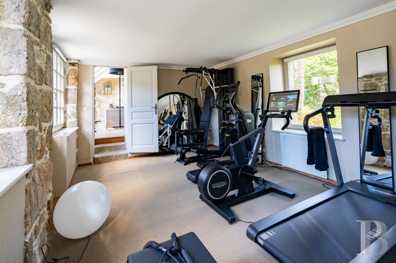 A 17th century manor house with a walled garden, in the heart of the village of Lanildut on the tip of Finistère - photo  n°32