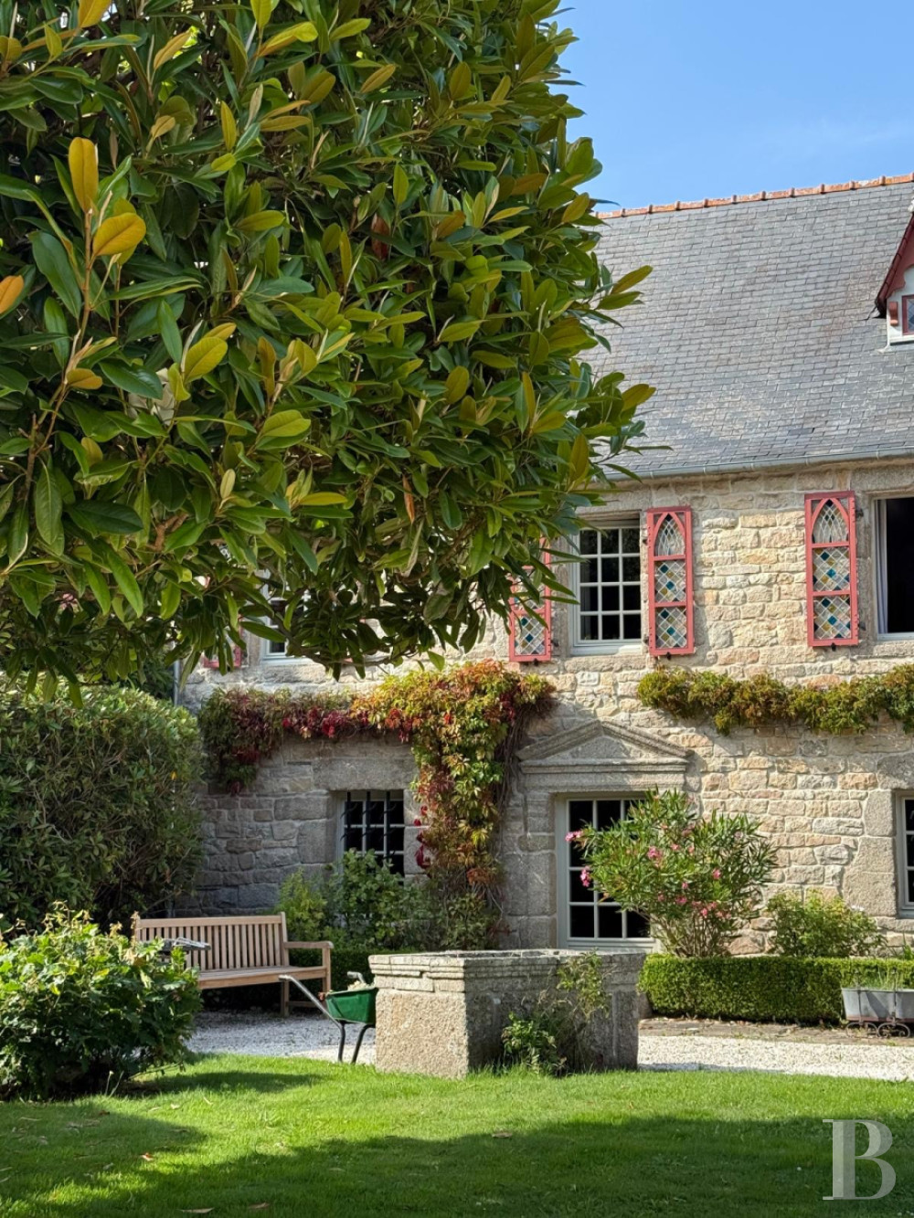 A 17th century manor house with a walled garden, in the heart of the village of Lanildut on the tip of Finistère - photo  n°2
