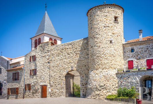 auvergne - En Haute-Loire, dans le nord du Brivadois,  un prieuré labellisé site clunisien européen, sa tour du 12e s. et son jardin