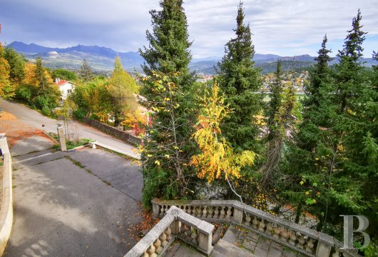 A characterful house with a cosy garden, in the shade of a tower, overlooking Gap, in a wooded and peaceful environment with mountain views