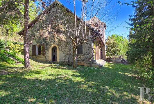 paca - Au pied de la montagne de Charance, une maison de caractère à l'ombre d'une tour, jardin intimiste et vue dégagée sur les montagnes