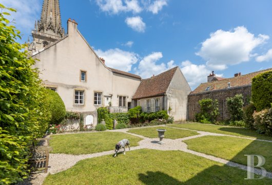 bourgogne - Au chevet de la cathédrale d’Autun, une ancienne maison canoniale du 15ème siècle et son jardin régulier