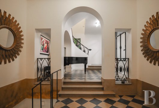 paris - Dans une rue discrète, entre le parc Monceau et la rue du Faubourg-Saint-Honoré,  comme une maison des Années folles aux décors d’époque