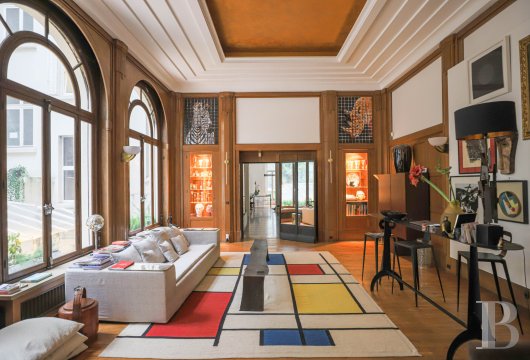 paris - Dans une rue discrète, entre le parc Monceau et la rue du Faubourg-Saint-Honoré,  comme une maison des Années folles aux décors d’époque