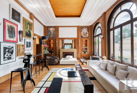 paris - Dans une rue discrète, entre le parc Monceau et la rue du Faubourg-Saint-Honoré,  comme une maison des Années folles aux décors d’époque