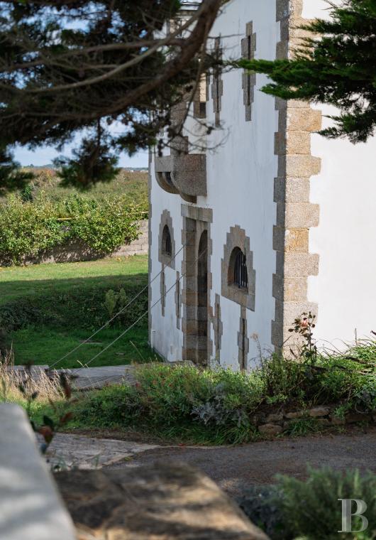 A former Vauban fort converted into a vast house in Finistère, opposite the island of Groix - photo  n°3