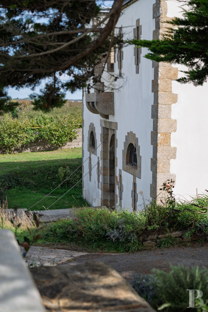 A former Vauban fort converted into a vast house in Finistère, opposite the island of Groix - photo  n°3