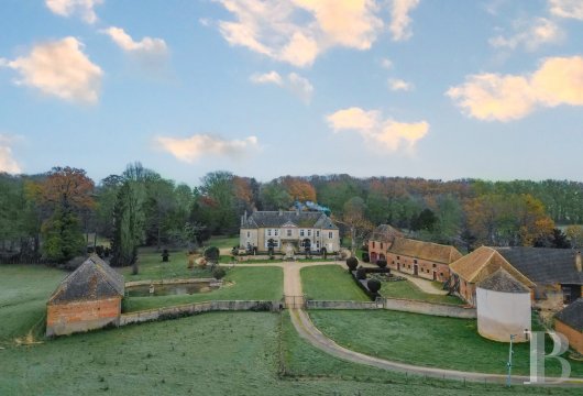 bourgogne - Près de Beaune, un château du 18e s., au calme de la campagne bourguignonne,  gardé par ses majestueuses topiaires, ses 15 ha de parc, prés et bois