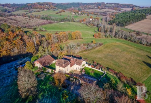 aquitaine - En Périgord Blanc, dans un parc clos de 2 ha dominant la vallée, 
 un logis noble de la Renaissance, son gîte et ses dépendances
