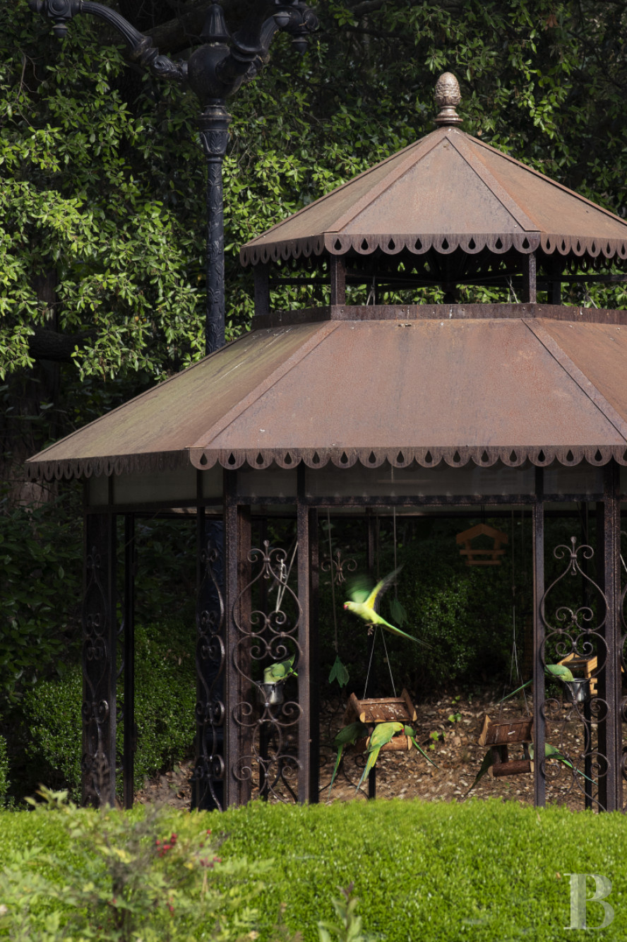 À Marseille, en lisière de la ville et tournée vers les calanques, une demeure patricienne dans son parc de sept hectares - photo  n°2