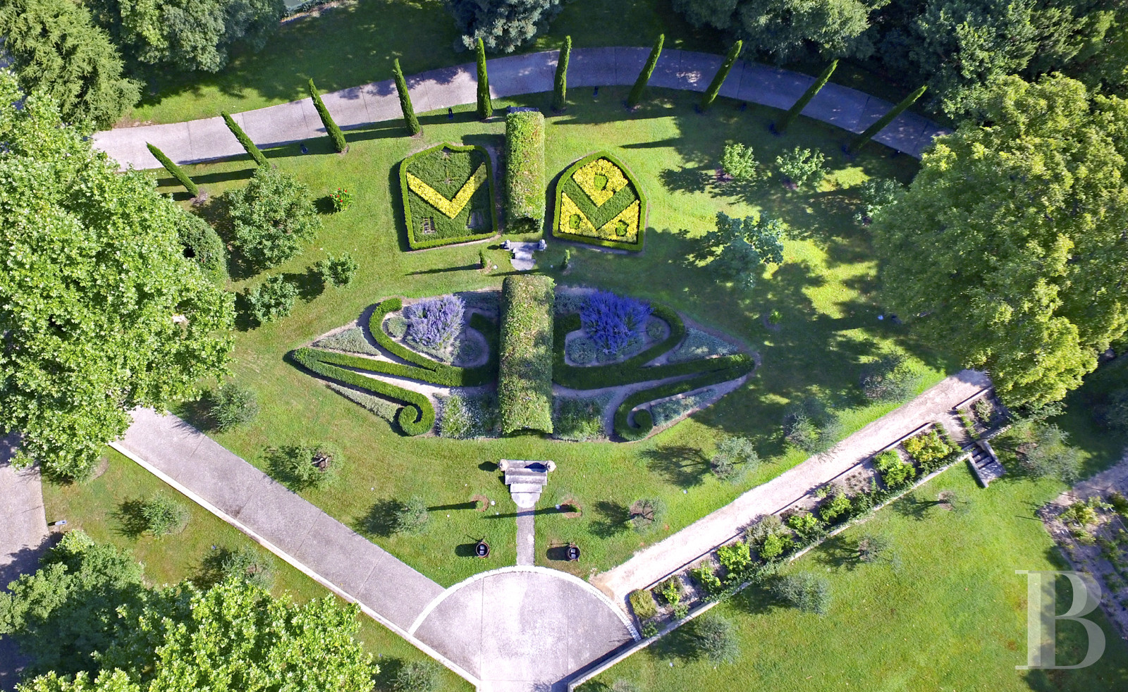 À Marseille, en lisière de la ville et tournée vers les calanques, une demeure patricienne dans son parc de sept hectares - photo  n°5