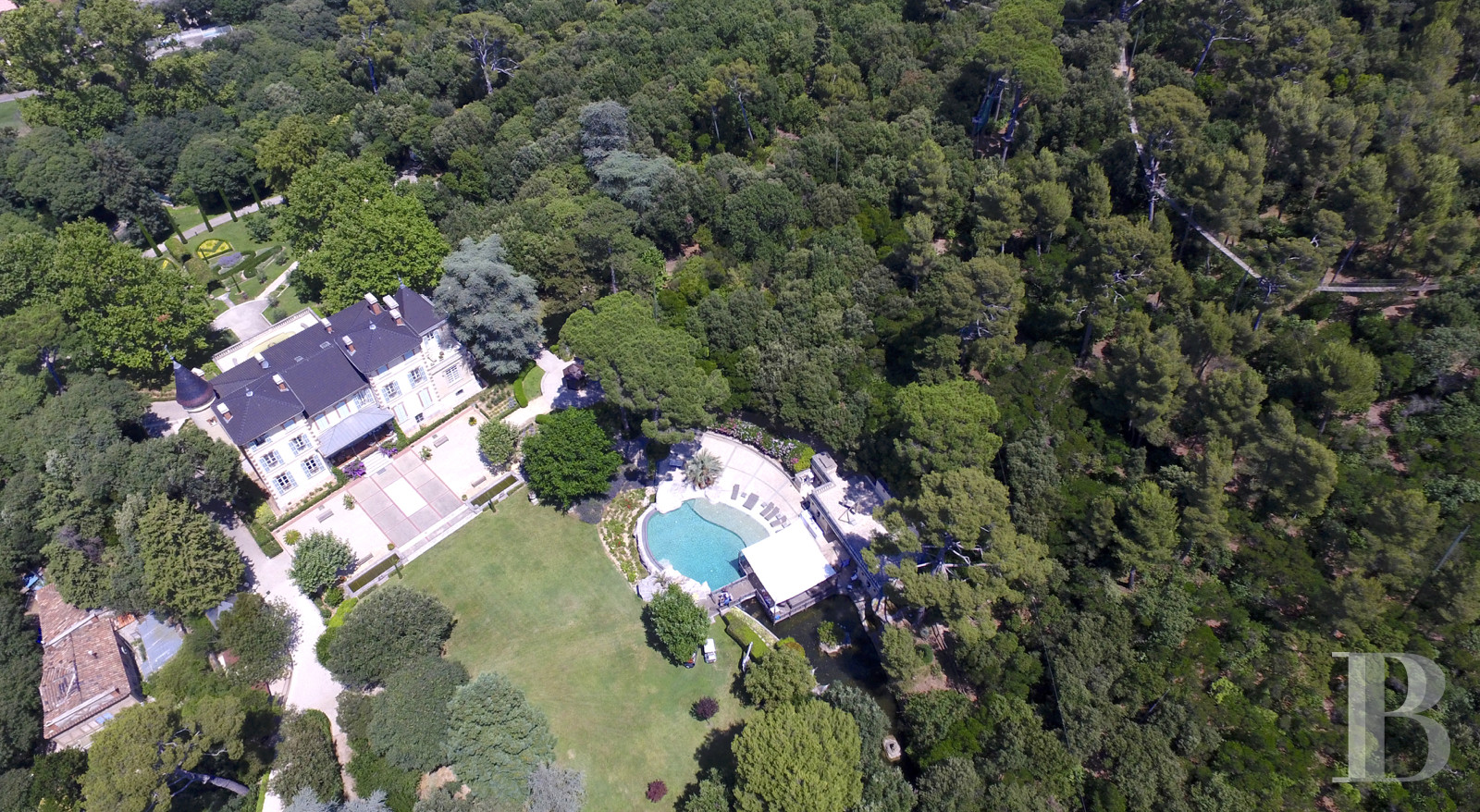 À Marseille, en lisière de la ville et tournée vers les calanques, une demeure patricienne dans son parc de sept hectares - photo  n°4