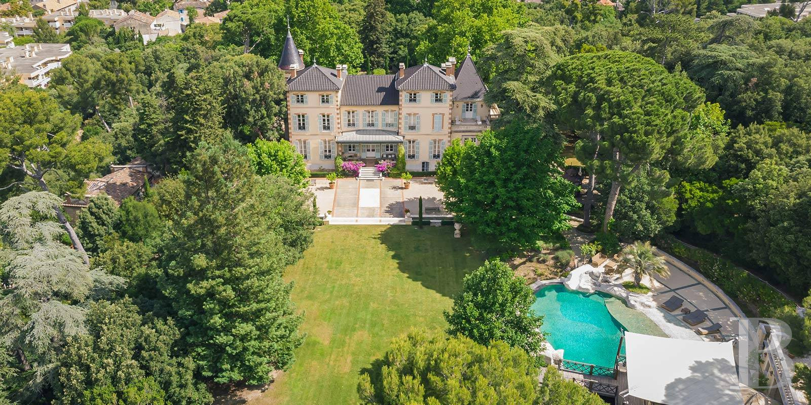 À Marseille, en lisière de la ville et tournée vers les calanques, une demeure patricienne dans son parc de sept hectares - photo  n°33