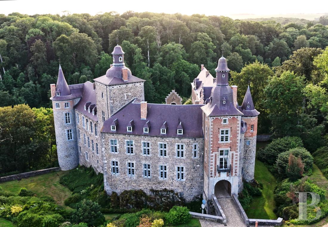 En Belgique, dans le comté de Namur au sud de Bruxelles, un château-forteresse et son domaine de cent hectares - photo  n°1
