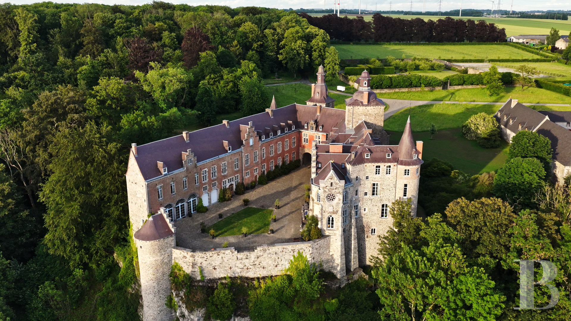 En Belgique, dans le comté de Namur au sud de Bruxelles, un château-forteresse et son domaine de cent hectares - photo  n°5