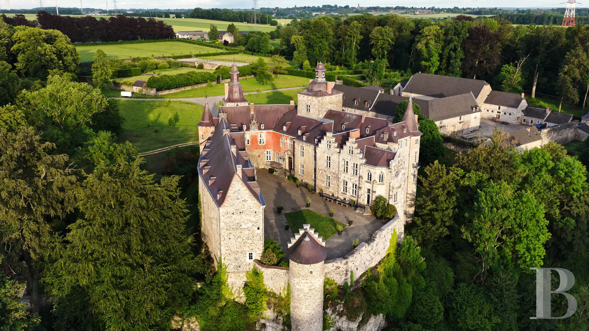 En Belgique, dans le comté de Namur au sud de Bruxelles, un château-forteresse et son domaine de cent hectares - photo  n°48