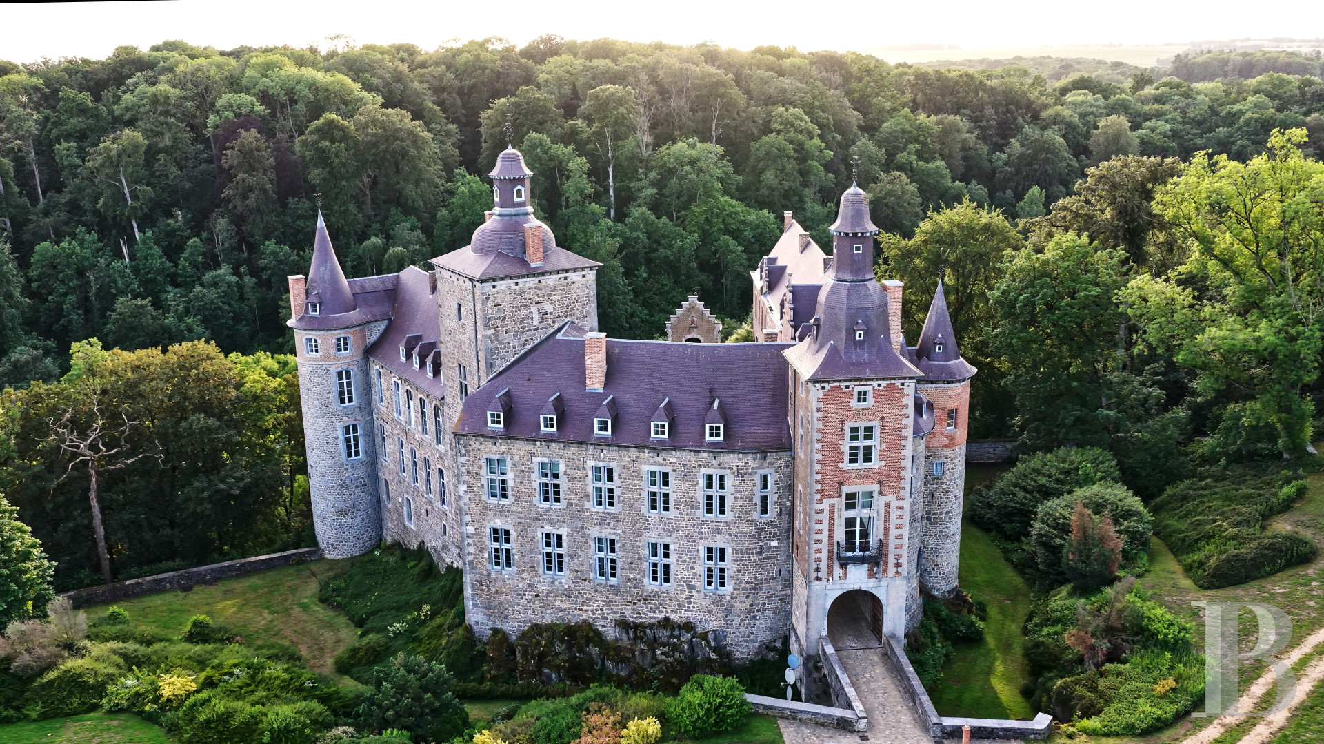 En Belgique, dans le comté de Namur au sud de Bruxelles, un château-forteresse et son domaine de cent hectares - photo  n°1