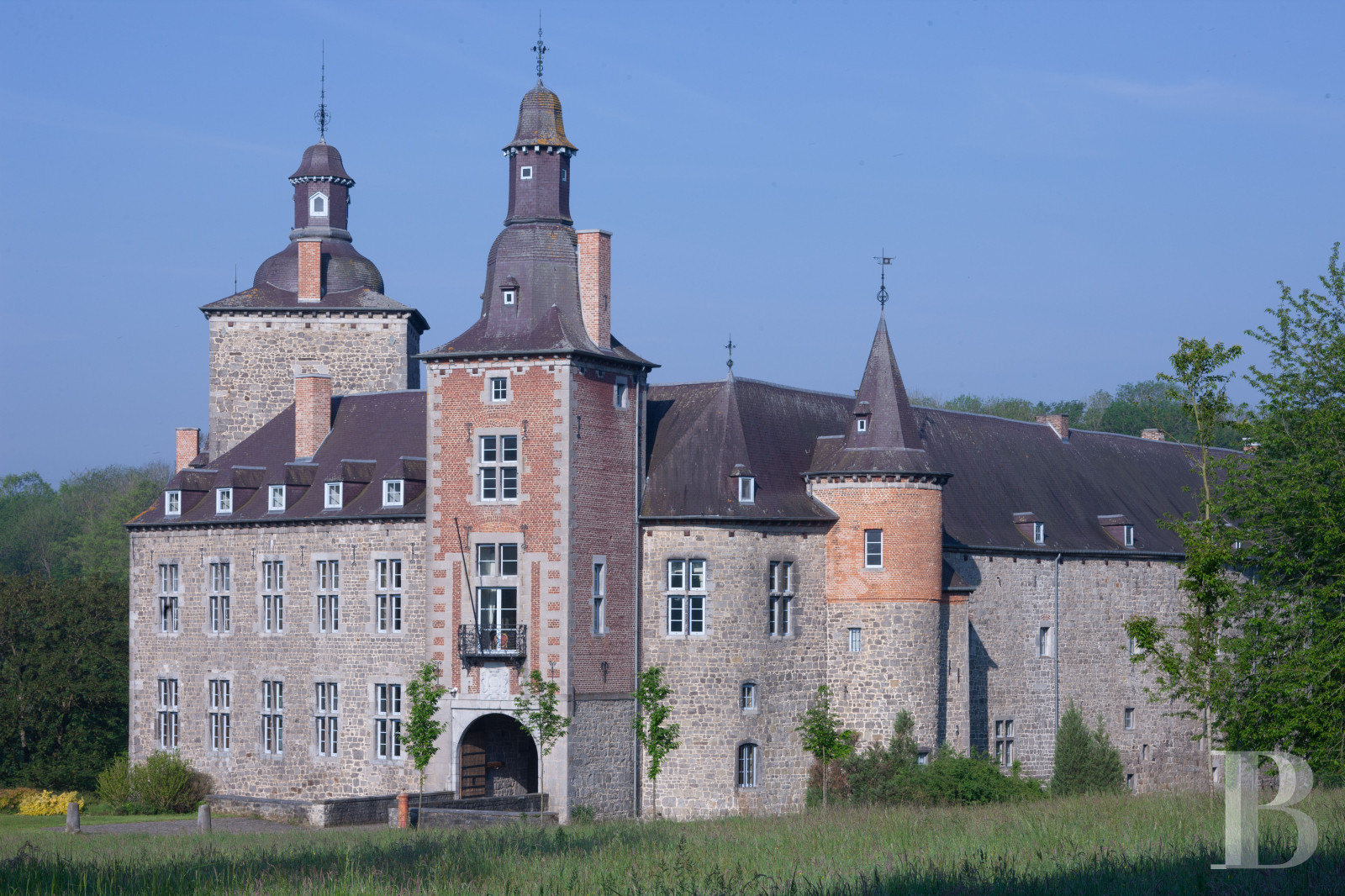 A chateau-fortress with a one hundred hectare estate in the county of Namur, to the south of Brussels in Belgium - photo  n°1