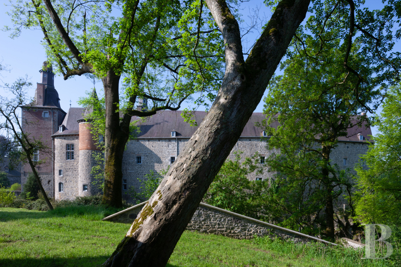 A chateau-fortress with a one hundred hectare estate in the county of Namur, to the south of Brussels in Belgium - photo  n°3