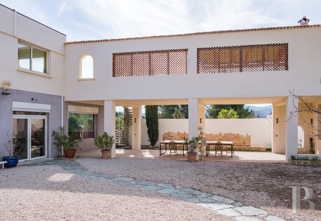character properties France provence cote dazur   - 1