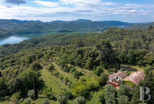 paca - À la lisière du lac de Saint-Cassien, un domaine de 65 ha, sa maison du 18e s., sa bergerie et son oliveraie