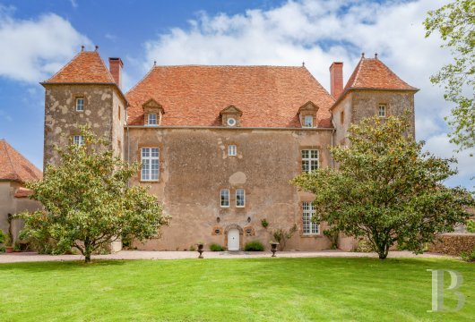 bourgogne - En Bourgogne, entre le Nivernois et le Morvan, un château restauré du 17e s.  avec ses communs, son jardin, sa piscine et sa maison annexe sur 1 ha