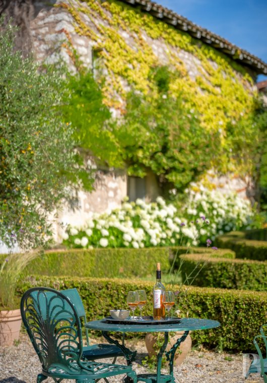 Dans le Tarn, au cœur du vignoble de Gaillac, un château d’origine médiévale entouré de ses vignes - photo  n°11
