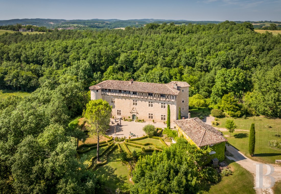 Dans le Tarn, au cœur du vignoble de Gaillac, un château d’origine médiévale entouré de ses vignes - photo  n°54