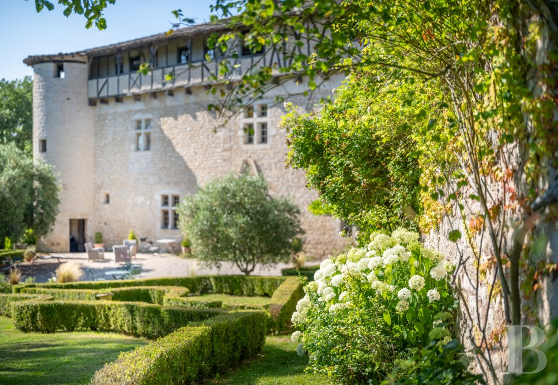 Dans le Tarn, au cœur du vignoble de Gaillac, un château d’origine médiévale entouré de ses vignes - photo  n°6