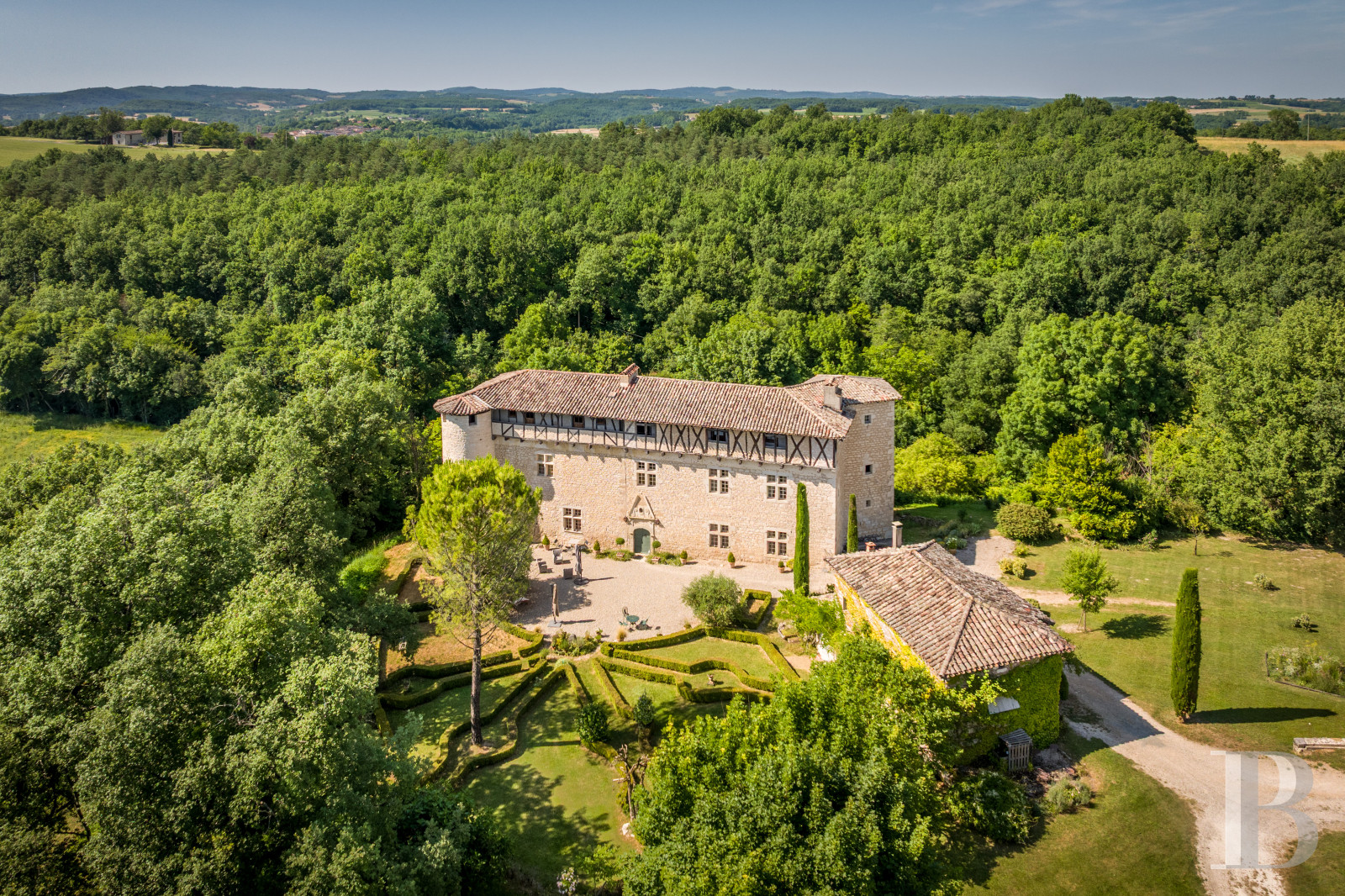 Dans le Tarn, au cœur du vignoble de Gaillac, un château d’origine médiévale entouré de ses vignes - photo  n°54