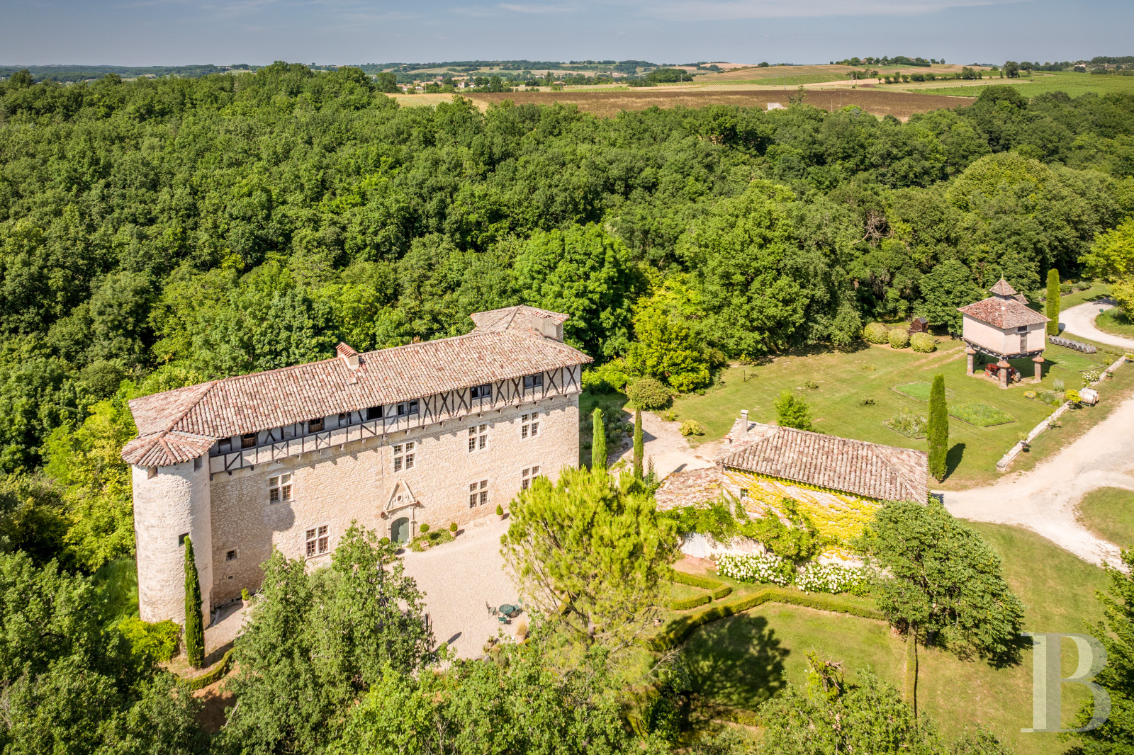 Dans le Tarn, au cœur du vignoble de Gaillac, un château d’origine médiévale entouré de ses vignes - photo  n°1
