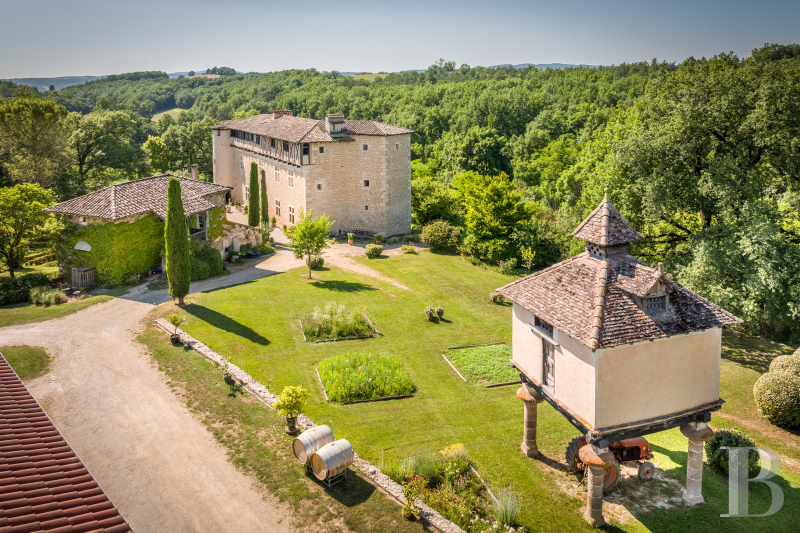 Dans le Tarn, au cœur du vignoble de Gaillac, un château d’origine médiévale entouré de ses vignes - photo  n°9