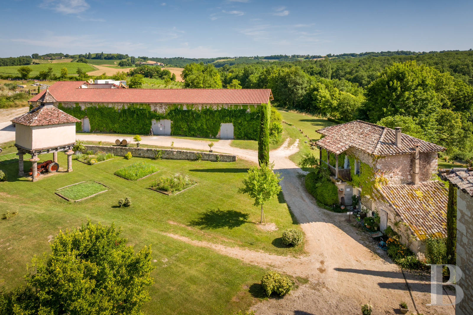 Dans le Tarn, au cœur du vignoble de Gaillac, un château d’origine médiévale entouré de ses vignes - photo  n°45
