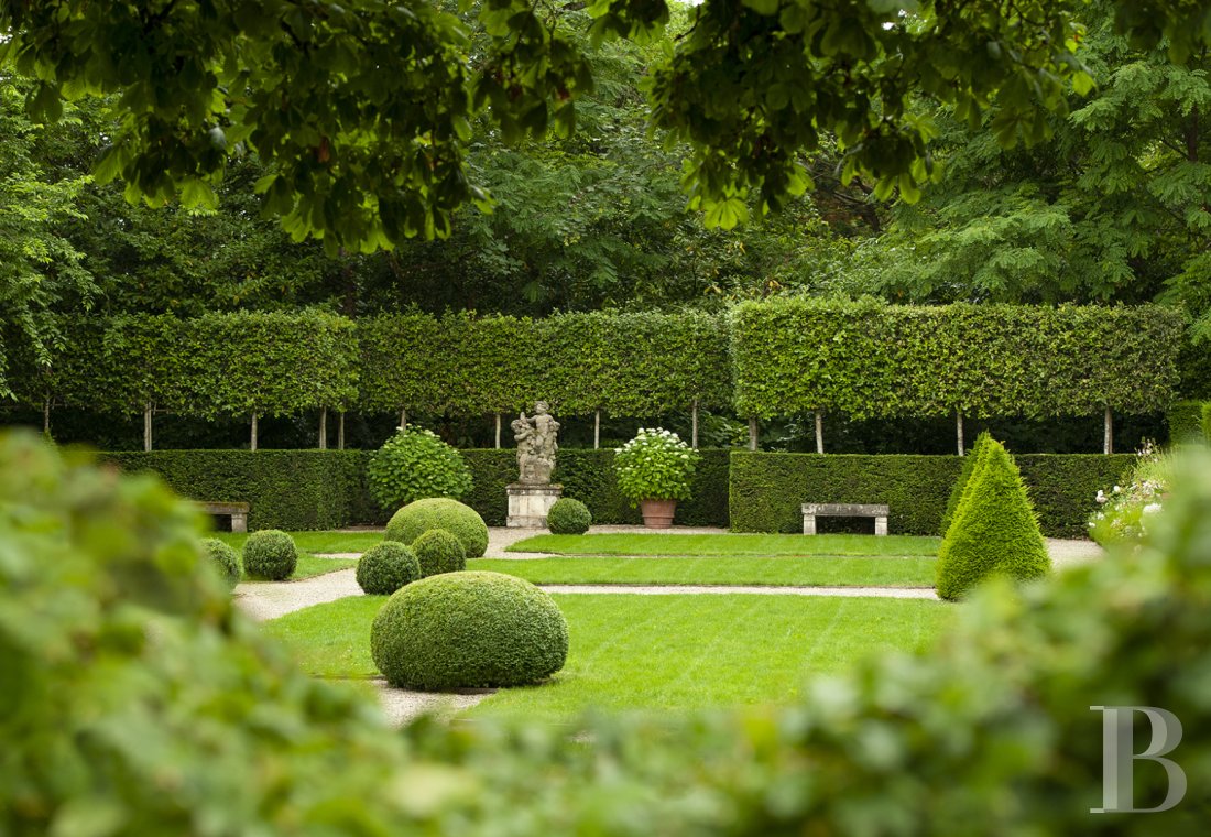 Sur les bords de Loire à l’est de Tours, les dépendances d’un manoir du 18e siècle et son jardin labellisé « remarquable » - photo  n°12