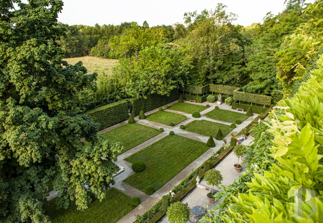 The outbuildings of an 18th-century manor house and its certified «remarkable» garden on the banks of the Loire to the east of Tours - photo  n°1