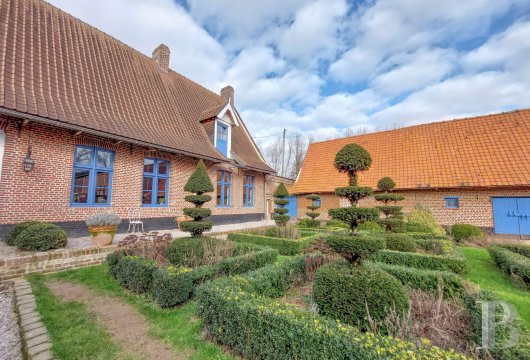 nord-pas-de-calais - À  50 min de Lille, au pied du mont Cassel, un manoir flamand du 17e s., ses dépendances et son jardin arboré