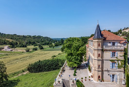 paca - Au sein d'un parc naturel régional, à la lisière d'un village typique de Provence, un château multiséculaire et son jardin en restanques, unique en son genre 