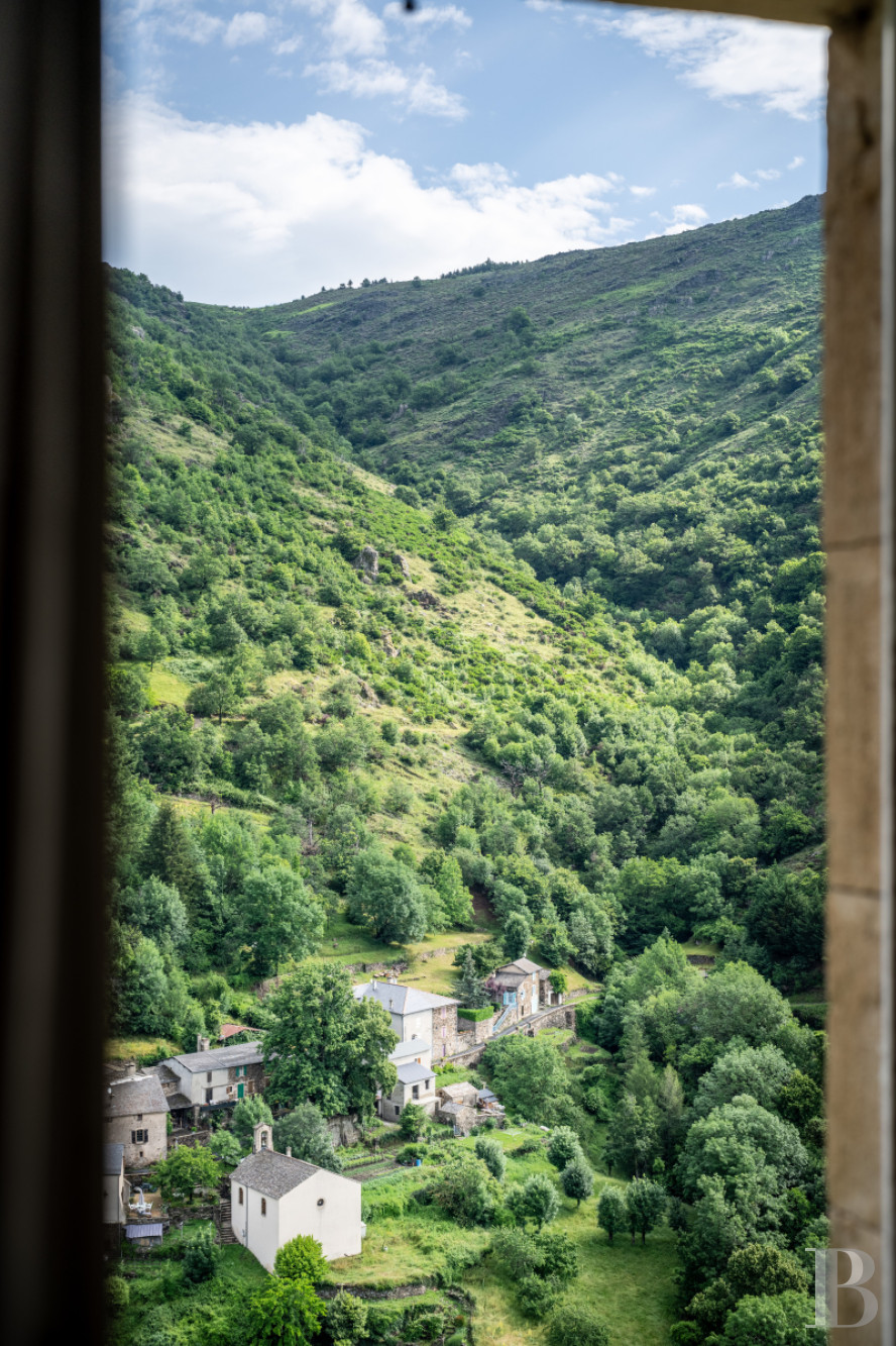 A 13th-century château stands on guard over the Cévennes hills in the southernmost point of the Lozère department, on the border with the Gard department - photo  n°21