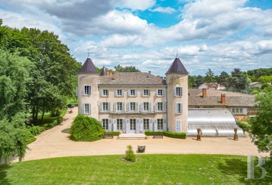 rhones-alpes - Entre Lyon, Dijon et Genève, un élégant et confortable domaine,  son château, ses dépendances et son parc sur 7ha