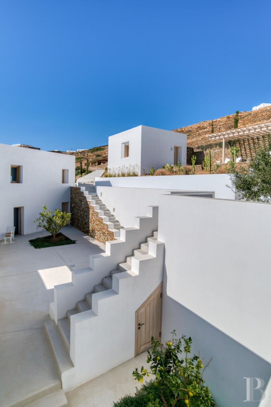 À Ios, dans les Cyclades, un ensemble de maisons entre ciel et mer - photo  n°16