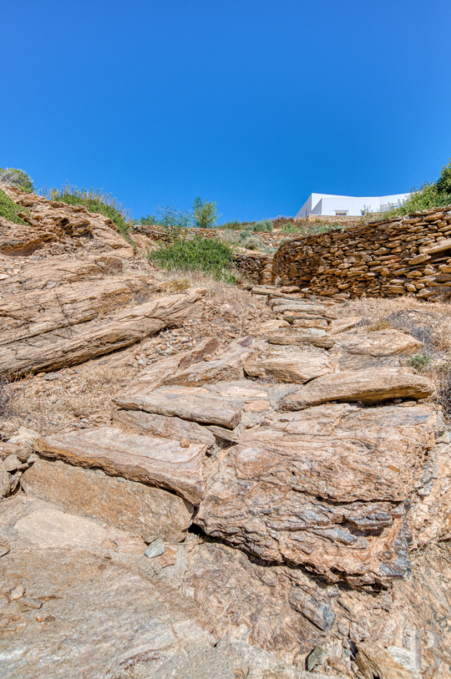 À Ios, dans les Cyclades, un ensemble de maisons entre ciel et mer - photo  n°39