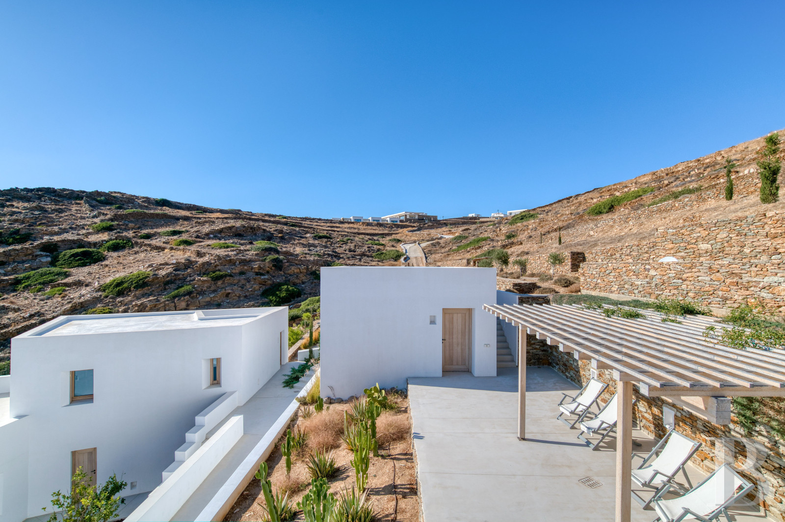 À Ios, dans les Cyclades, un ensemble de maisons entre ciel et mer - photo  n°14