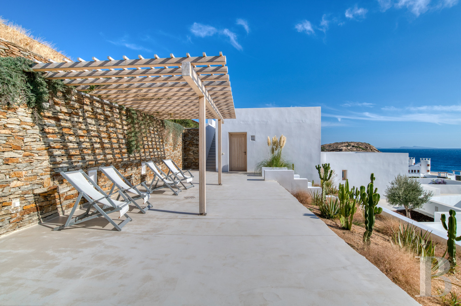 À Ios, dans les Cyclades, un ensemble de maisons entre ciel et mer - photo  n°7