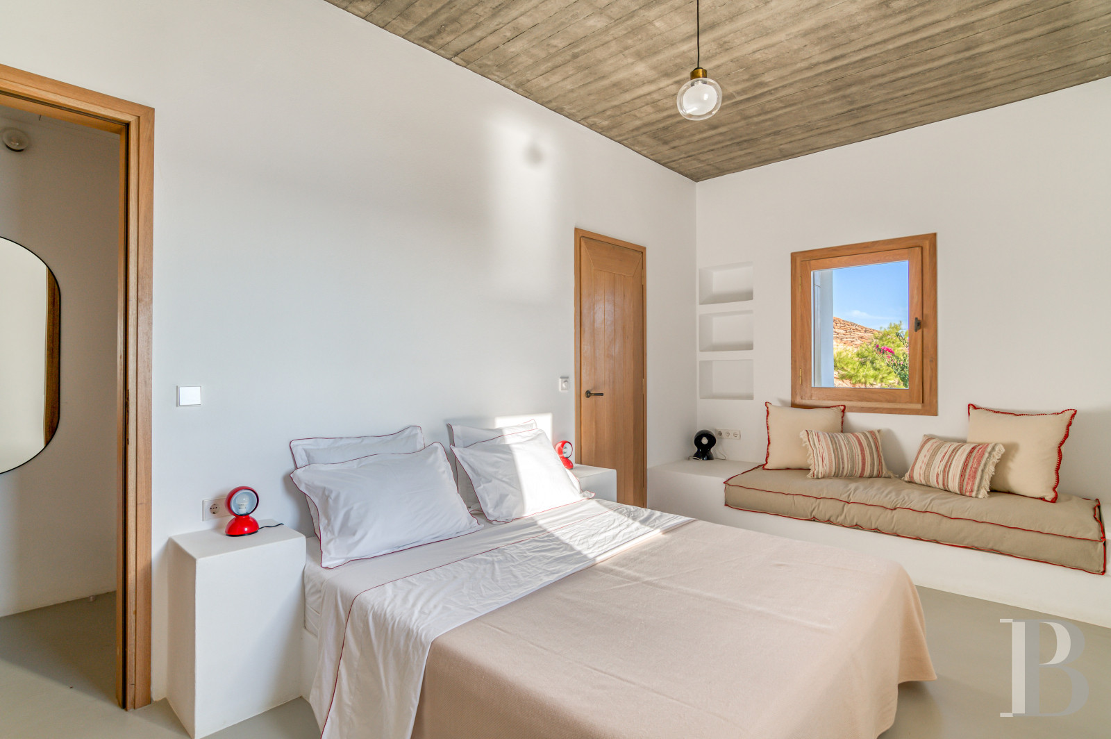 À Ios, dans les Cyclades, un ensemble de maisons entre ciel et mer - photo  n°24