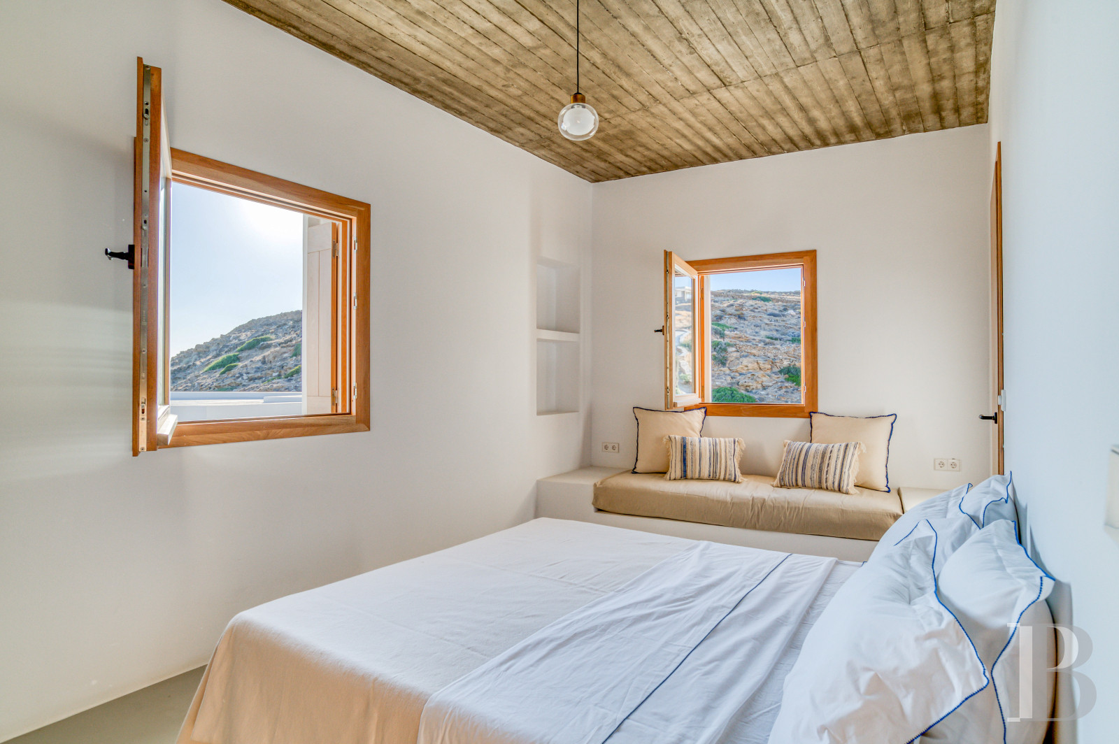 À Ios, dans les Cyclades, un ensemble de maisons entre ciel et mer - photo  n°27