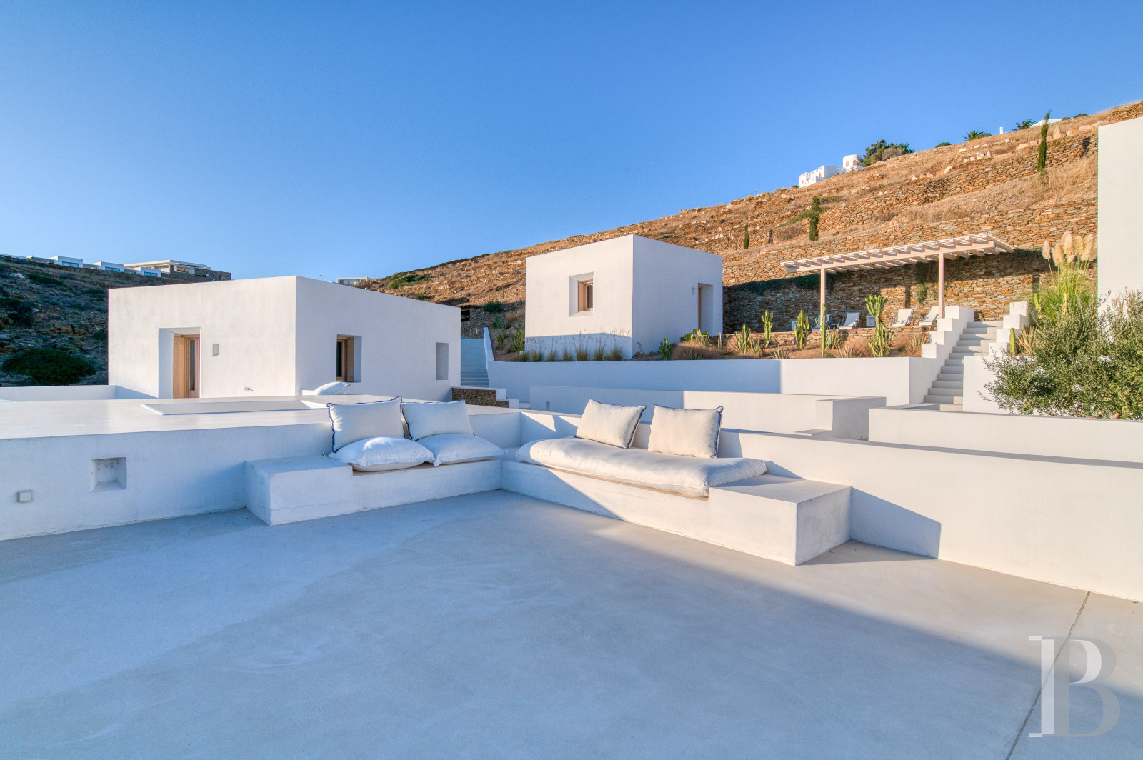 À Ios, dans les Cyclades, un ensemble de maisons entre ciel et mer - photo  n°13