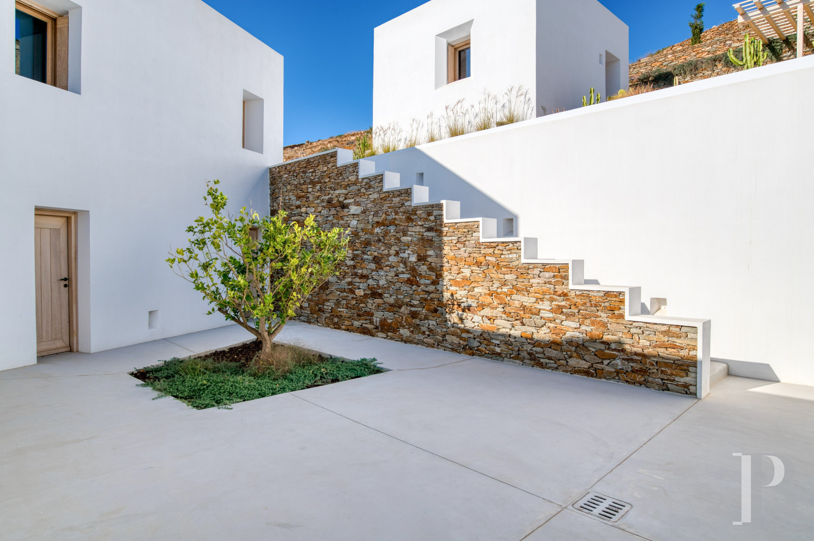À Ios, dans les Cyclades, un ensemble de maisons entre ciel et mer - photo  n°12