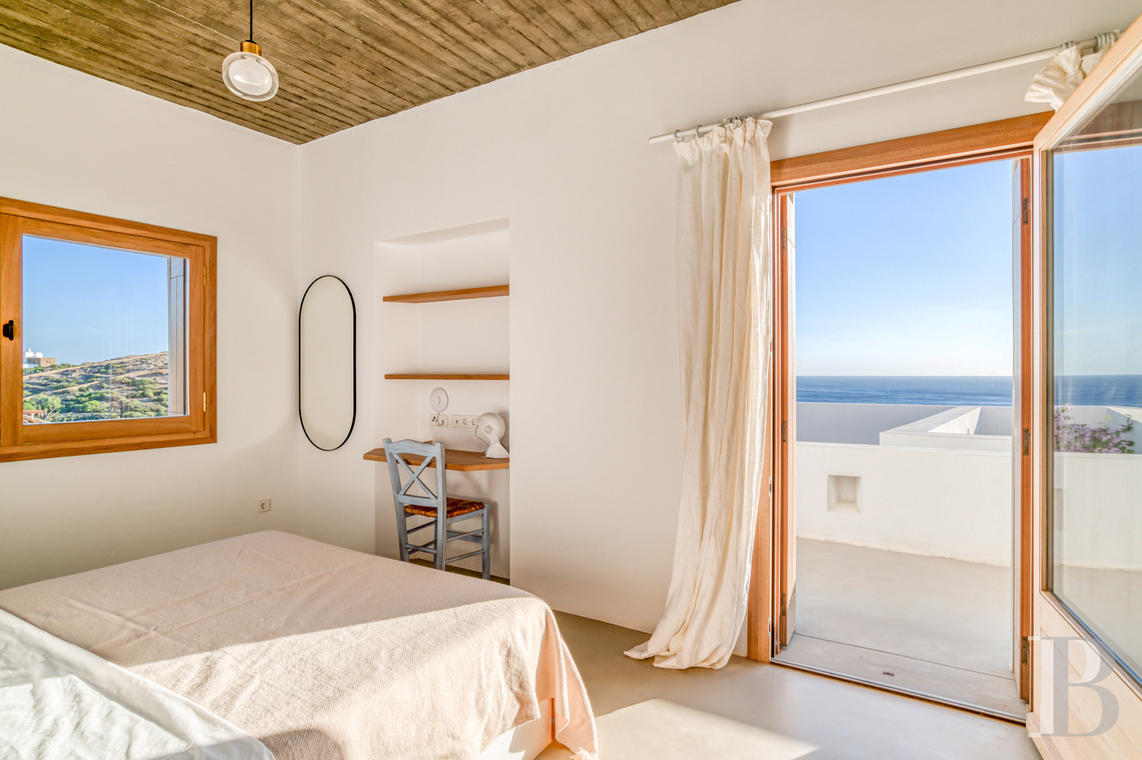 À Ios, dans les Cyclades, un ensemble de maisons entre ciel et mer - photo  n°29